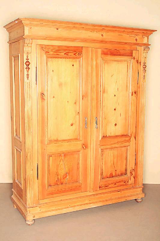 GrÜnderzeitkleiderschrank, deutsch, um 1880/90 , Kiefer, z.T. Zierbelkiefer, komplett auf Rahmen gearbeitet, doppelt bzw. 3-fach getreppt, Kopf- ...