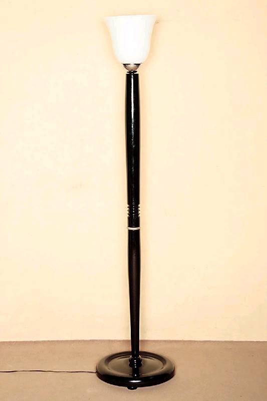 ArtDeco-Stehlampe, Frankreich, um 1920/30, schwarz lackierter Holzschaft, tulpenfÖrmig ausgeschweifter Opalglasschirm, dieser auf Chromhalterung, ...