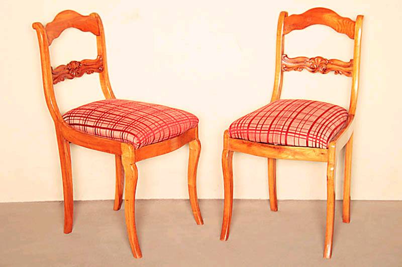 Zwei BiedermeierstÜhle, sÜddeutsch, um 1835/40 , Kirschbaum und RÜster massiv, z.T. gespiegelt angeordnet, Sprossenteile mit Rocaillen und ...