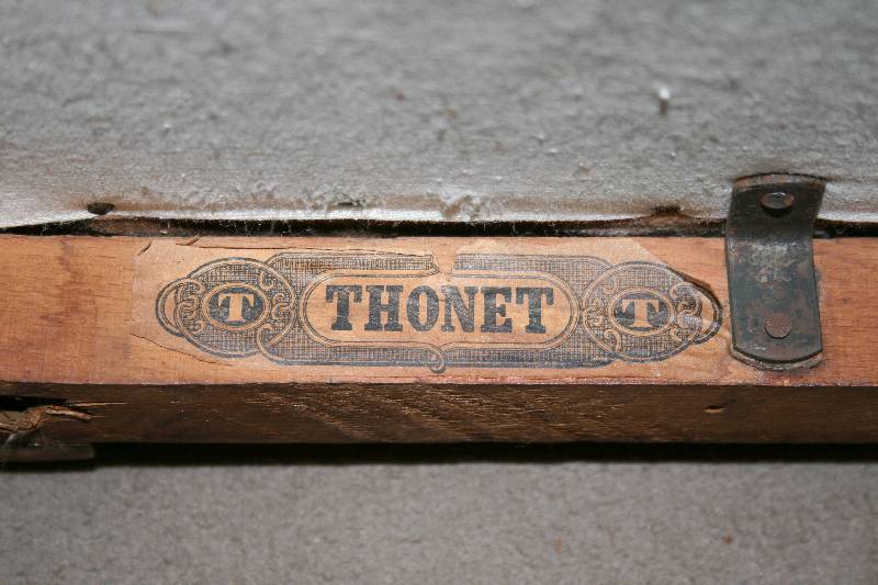 Detail a: Thonet-Armlehnsessel, deutsch/Österreich, um 1938/56, Rahmen Bugholz bzw. Buche massiv, Beine mit stiltypischer Patentverschraubung, ...