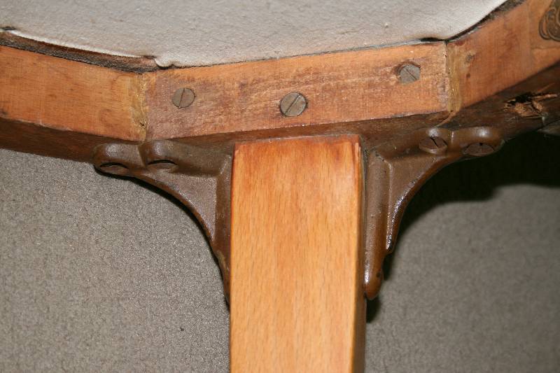 Detail b: Thonet-Armlehnsessel, deutsch/Österreich, um 1938/56, Rahmen Bugholz bzw. Buche massiv, Beine mit stiltypischer Patentverschraubung, ...