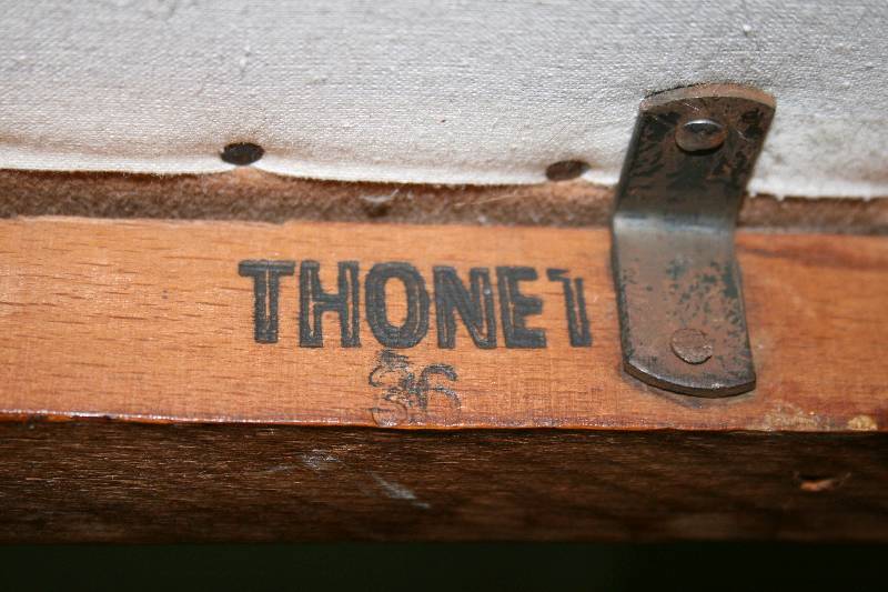 Detail c: Thonet-Armlehnsessel, deutsch/Österreich, um 1938/56, Rahmen Bugholz bzw. Buche massiv, Beine mit stiltypischer Patentverschraubung, ...