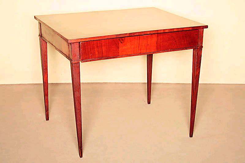Biedermeiertisch, norddeutsch, um 1820/30, Korpus Weichholz, Zarge fein abgesetzt, umlaufendes Pyramidenmahagonifurnier z.T. gespiegelt verlegt, ...