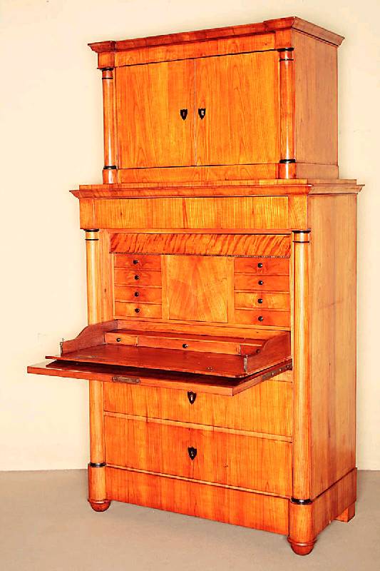 Biedermeierstandsekretär, Berlin/mitteldeutsch, um 1820/30, Korpus Weichholz, ausgesuchtes Kirschbaumfurnier von hervorragender Qualität, dieses ...