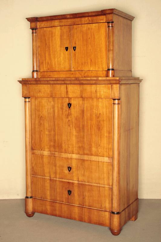 Detail a: Biedermeierstandsekretär, Berlin/mitteldeutsch, um 1820/30, Korpus Weichholz, ausgesuchtes Kirschbaumfurnier von hervorragender Qualität, dieses ...
