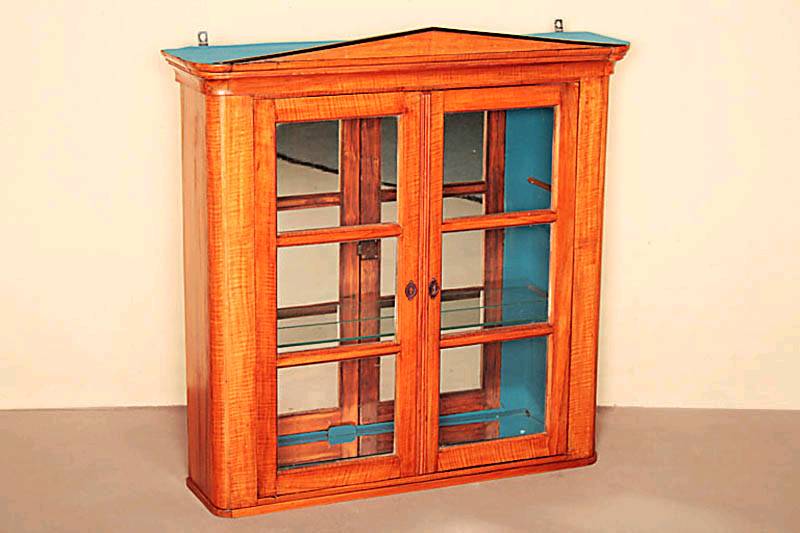 HÄnge- bzw. Sammlervitrine, sÜddeutsch/Pfalz/Baden, um 1820/30, Nußbaum massiv, Fenster versprosst, sekundÄre Verglasung bzw. Verspiegelung, ...