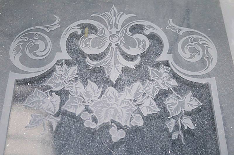 Detail a: sogenannte Portaltür, deutsch, um 1890, Kiefer massiv, ausgesuchtes Hirnholz, komplettauf Rahmen gearbeitet, verglast, Innenleisten 3-fach getreppt, ...