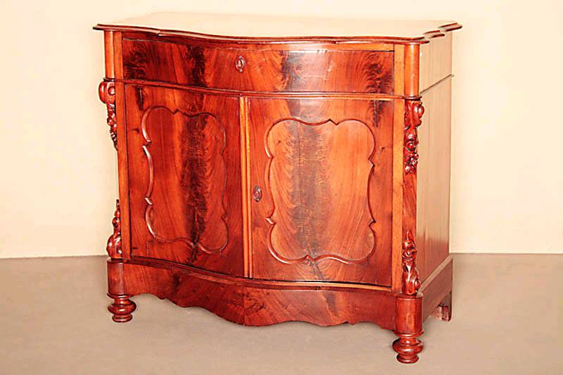 Halbschrank, Friesland, um 1860, Louis-Philippe, Korpus Eiche, Mahagonifurnier gespiegelt verlegt, auf KugelfÜßen, Lisenen abgeschrÄgt, in ...
