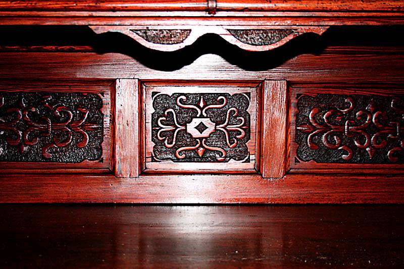 Detail a: Aufsatzbuffet, deutsch, um 1880, GrÜnderzeit , Eiche und Kiefer massiv, auf KugelfÜßen, schwere Fußleiste, Lisenen mit vorgesetzten ...