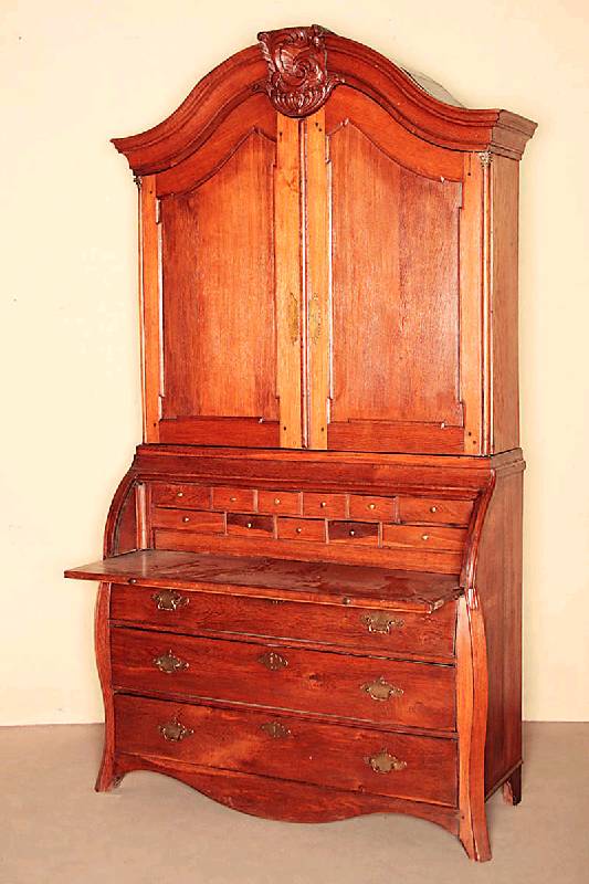 BarocksekretÄr mit Aufsatz, Friesland, um 1760/70, Eiche massiv, geschwungene Zarge, gerader 2-teiliger Korpus, Schubladenfront doppelt gebogen, ...