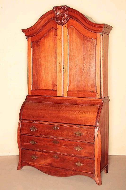Detail a: BarocksekretÄr mit Aufsatz, Friesland, um 1760/70, Eiche massiv, geschwungene Zarge, gerader 2-teiliger Korpus, Schubladenfront doppelt gebogen, ...