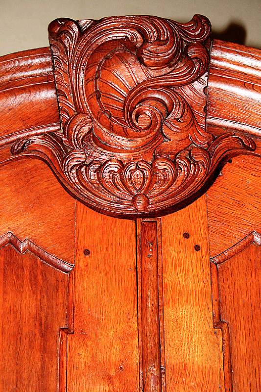 Detail b: BarocksekretÄr mit Aufsatz, Friesland, um 1760/70, Eiche massiv, geschwungene Zarge, gerader 2-teiliger Korpus, Schubladenfront doppelt gebogen, ...