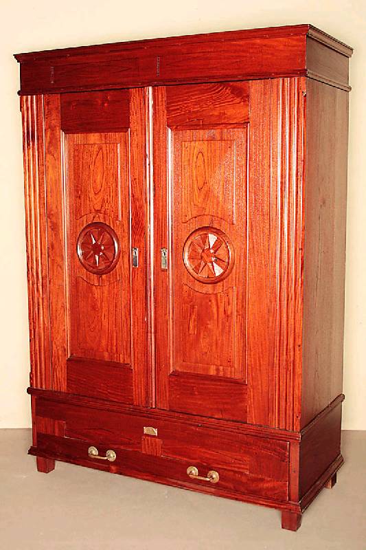 Biedermeierschrank, deutsch, um 1820/30, Mahagoni massiv, auf konischen FÜßen, diese wohl spÄter, Sockel mit zwei Schubladen, Lisenen ...