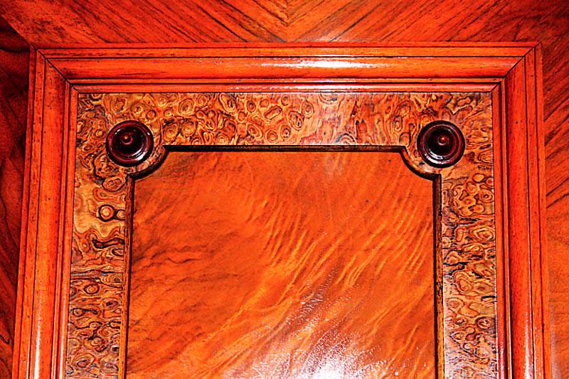 Detail a: GrÜnderzeitschrank, deutsch, um 1880, Korpus Weichholz, Nußbaumfurnier, unten eine Schublade, TÜrfÜllungen kassettiert, Lisenen in Voluten ...