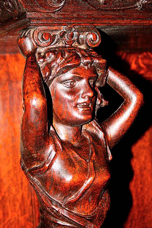 Detail a: Aufsatzbuffet, deutsch, um 1870, Danziger Barockstil, Eiche massiv, auf TatzenfÜßen, Lisenen mit Schnitzwerk, TÜrfÜllungen mit verschiedenen ...
