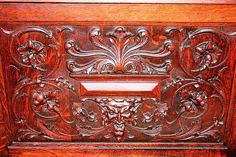 Detail b: Aufsatzbuffet, deutsch, um 1870, Danziger Barockstil, Eiche massiv, auf TatzenfÜßen, Lisenen mit Schnitzwerk, TÜrfÜllungen mit verschiedenen ...