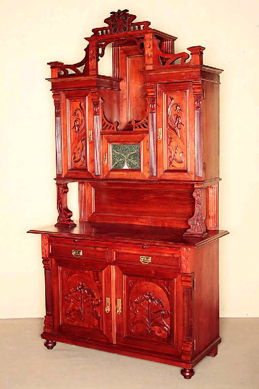 Jugenstilaufsatzbuffet, deutsch, um 1890/1900 , Korpus Weichholz, Nußbaumfurnier, auf KugelfÜßen, Lisenen gerillt, in Voluten auslaufend, ...