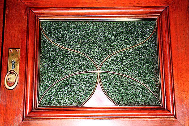 Detail a: Jugenstilaufsatzbuffet, deutsch, um 1890/1900 , Korpus Weichholz, Nußbaumfurnier, auf KugelfÜßen, Lisenen gerillt, in Voluten auslaufend, ...
