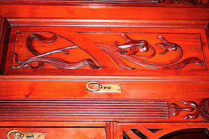 Detail b: Jugenstilaufsatzbuffet, deutsch, um 1890/1900 , Korpus Weichholz, Nußbaumfurnier, auf KugelfÜßen, Lisenen gerillt, in Voluten auslaufend, ...