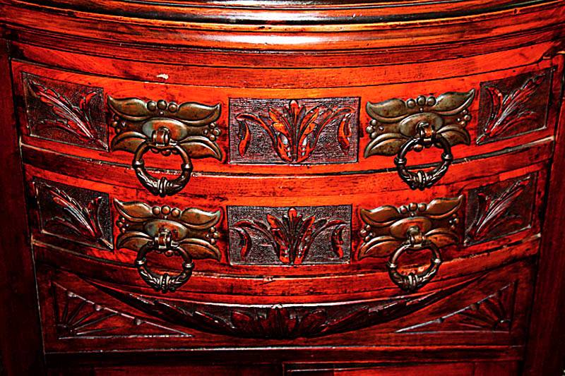 Detail a: Aufsatzbuffet, England, um 1870, viktorianisch, Weichholz und Mahagoni massiv, TÜrfÜllungen kassettiert und geschnitzt, Schubladenfront mittig ...