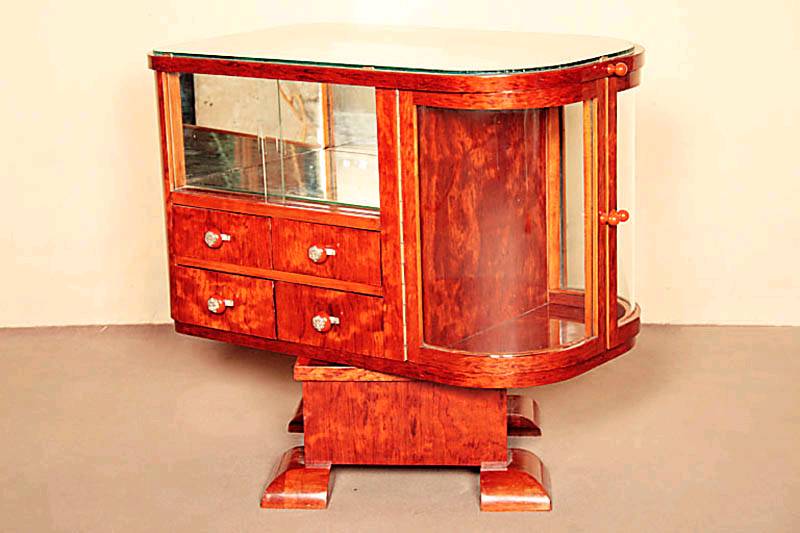 Kleine ArtDeco-Vitrine, deutsch, um 1930, Korpus Weichholz, Birkefurnier, z.T. geflammt, auf kubusfÖrmigem Fuß, dieser drehbar, seitlich mit zwei ...