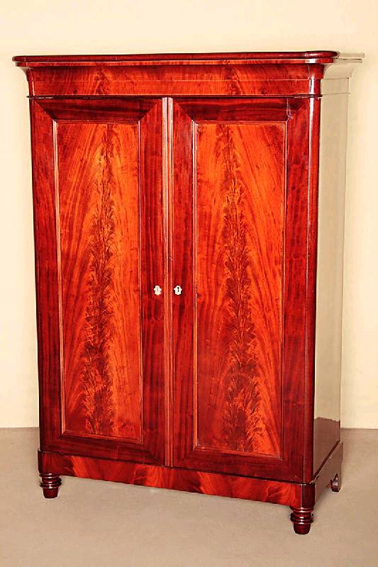 Schrank, Friesland, um 1840, SpÄtbiedermeier , Korpus Eiche, Mahagoni- bzw. Pyramidenmahagonifurnier, auf KugelfÜßen, Lisenen leicht abgerundet, ...
