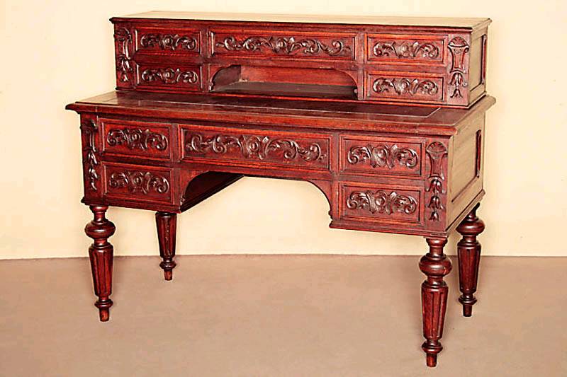Aufsatzschreibtisch, Frankreich, um 1870/80, Eiche massiv, auf gedrechselten und kannelierten Beinen, Schubladenfronten mit rocaillenfÖrmigen ...