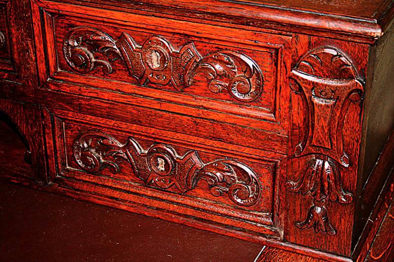 Detail a: Aufsatzschreibtisch, Frankreich, um 1870/80, Eiche massiv, auf gedrechselten und kannelierten Beinen, Schubladenfronten mit rocaillenfÖrmigen ...