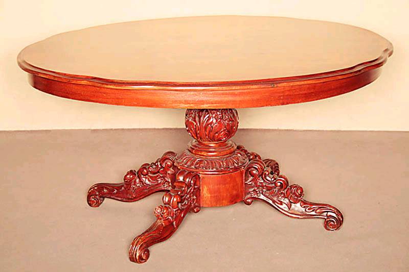 Couchtisch, deutsch, um 1860, Mahagoni, zum grÖßten Teil massiv, Fuß 4-fach ausladend, mit BlÜten- und Rocaillenschnitzereien, Platte ...
