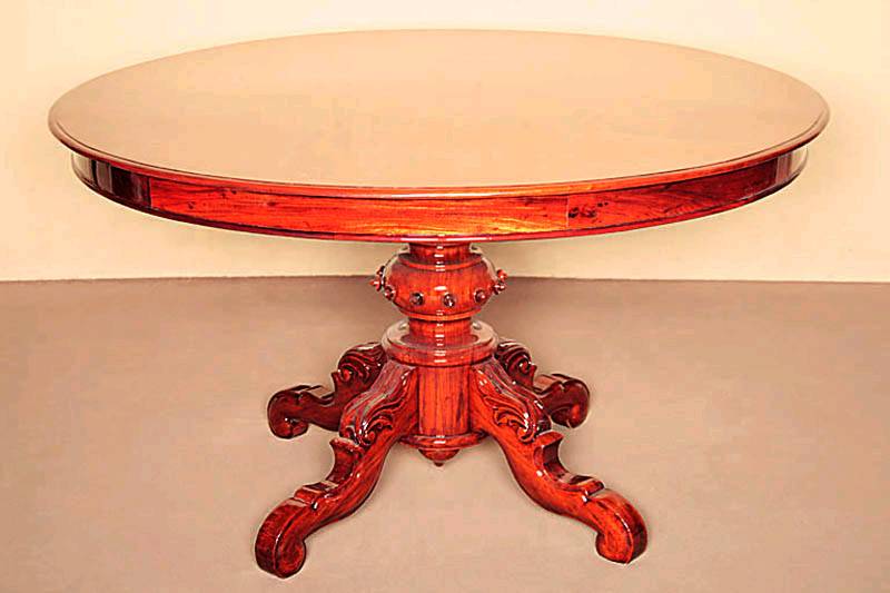 Großer runder Eßtisch, deutsch, um 1860, Mahagoni massiv, auf balusterfÖrmigem Fuß, 4-fach ausladend, dekoriert mit Rocaillenschniterzei, ...