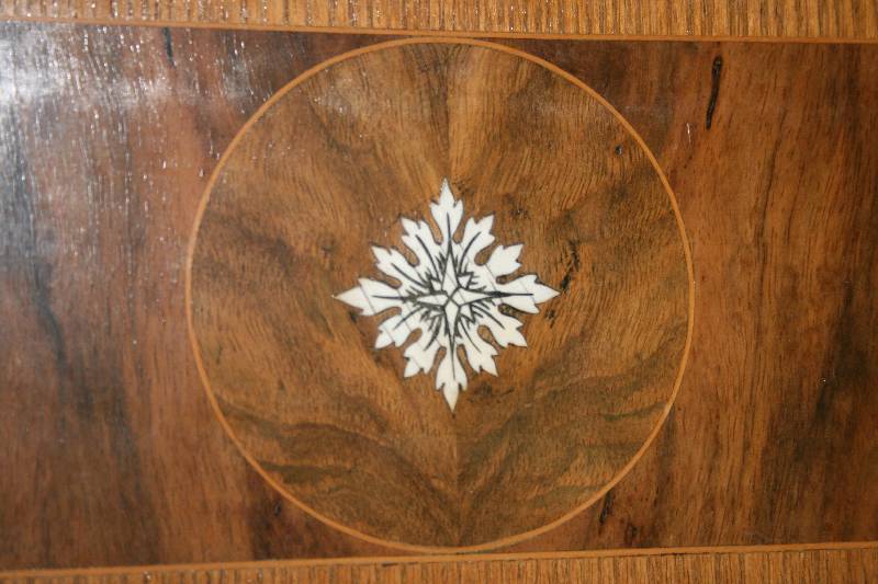Detail b: Tischgruppe, süddeutsch, um 1910, bestehend aus vier Stühlen, rundem Tisch und 3-sitzer Bank, Barockstil, nach dem Vorbild von 1740/50, Nußbaum ...