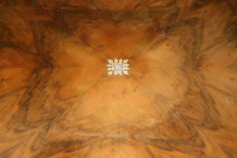 Detail c: Tischgruppe, süddeutsch, um 1910, bestehend aus vier Stühlen, rundem Tisch und 3-sitzer Bank, Barockstil, nach dem Vorbild von 1740/50, Nußbaum ...