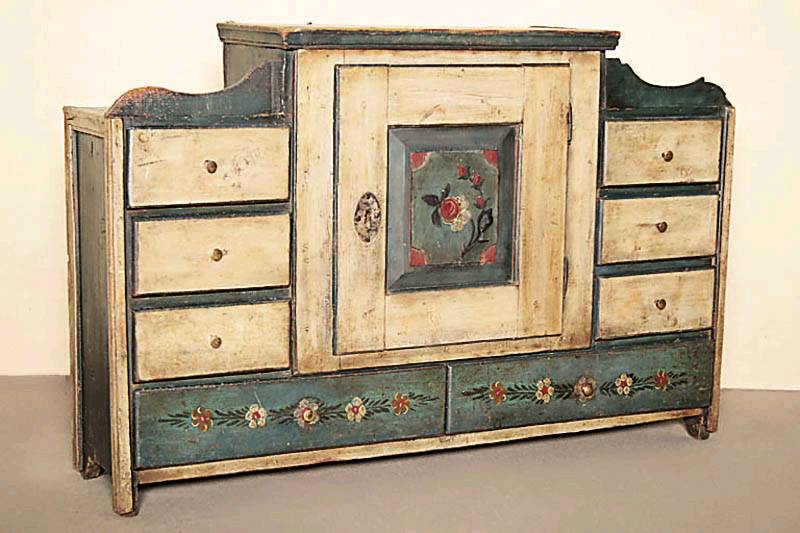 Bauernschrank zum Hängen, süddeutsch, um 1830 , Weichholz bemalt, Blumendekor, unten zwei Schubladen, Tabernakeltür, seitlich jeweils drei ...
