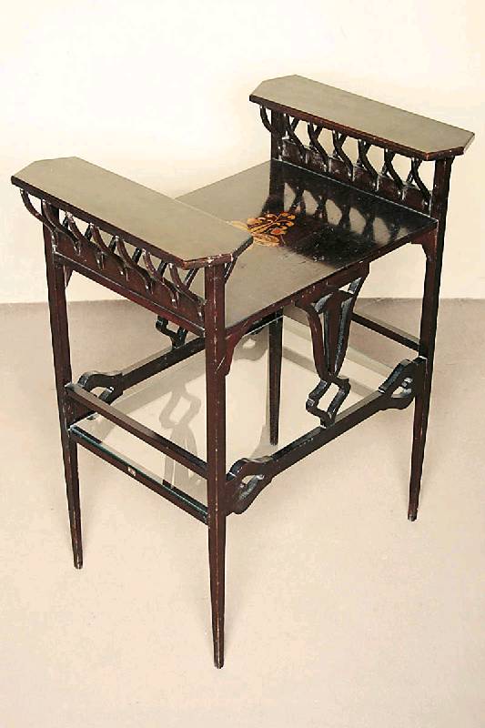 Detail a: Jugendstilbeistelltisch, England, um 1900/10 , strenger Jugendstil, Makasar, links und rechts mit Balustrade, sogenannte Krippenverzieurng, Stäbe in ...