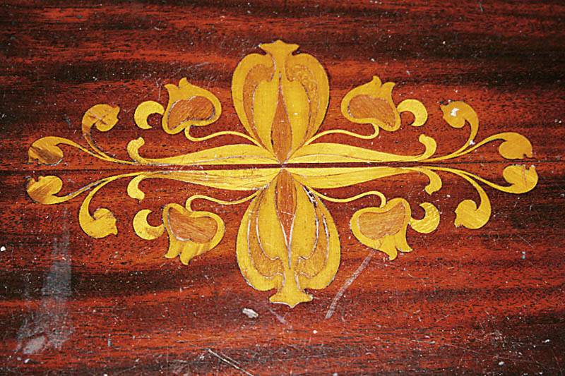 Detail b: Jugendstilbeistelltisch, England, um 1900/10 , strenger Jugendstil, Makasar, links und rechts mit Balustrade, sogenannte Krippenverzieurng, Stäbe in ...