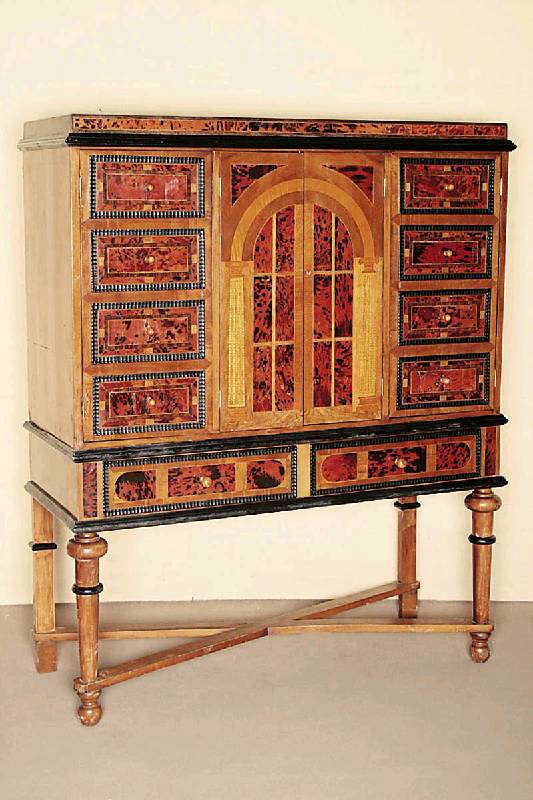 Sogenannter Kabinettschrank, nach holländischem Vorbild von 1680/1700, Korpus Massivholz von bester Qualität, Front rote Schildpattimitation bzw. ...