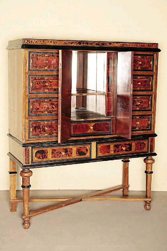 Detail a: Sogenannter Kabinettschrank, nach holländischem Vorbild von 1680/1700, Korpus Massivholz von bester Qualität, Front rote Schildpattimitation bzw. ...
