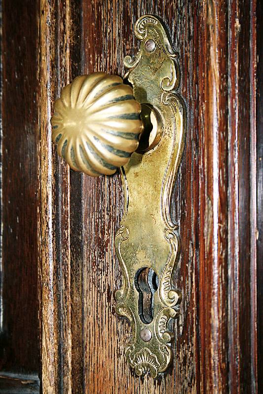 Detail a: Abschlußtür, deutsch, um 1880/90, Gründerzeit, auf Rahmen gearbeitet, Eiche massiv, vier Inlets, diese in Flachschnitzereien mit Motiven um ...