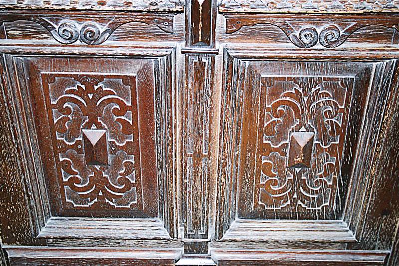 Detail b: Abschlußtür, deutsch, um 1880/90, Gründerzeit, auf Rahmen gearbeitet, Eiche massiv, vier Inlets, diese in Flachschnitzereien mit Motiven um ...