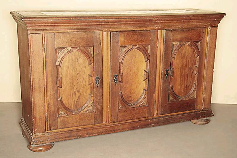 Anrichte, mitteldeutsch, um 1750/60, Eiche massiv, Front auf Rahmen gearbeitet, 3-türig, Inlets aufgelegt mit doppelt und 3-fach aufgelegten ...