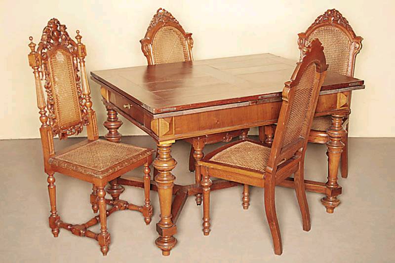 Set bestehend aus vier Stühlen, drei Teile süddeutsch, um 1880/90, Eiche massiv, heller warmer Charakter, ausgesuchtes Hirnholz von bester ...
