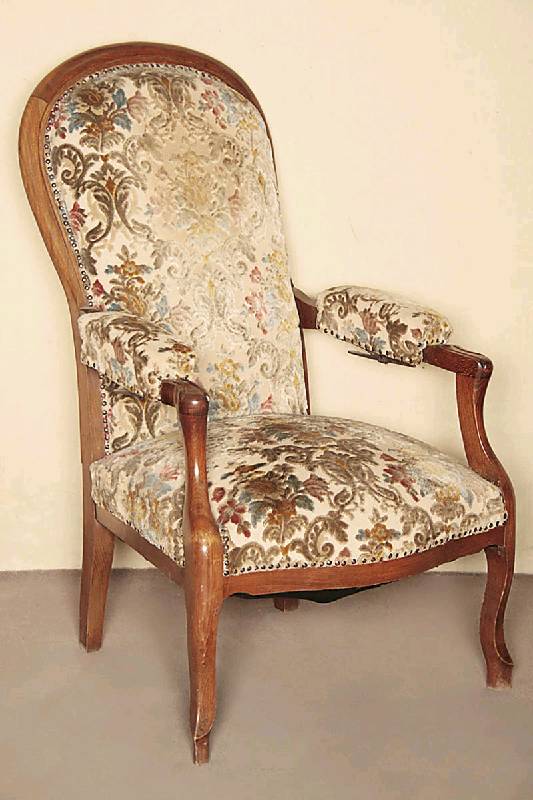Voltairestuhlsessel, Frankreich, um 1860/70, Gestell Buche massiv, Polsterung alt belassen, Bezug 60er/70er Jahre, sehr bequem, Rückenlehne ...