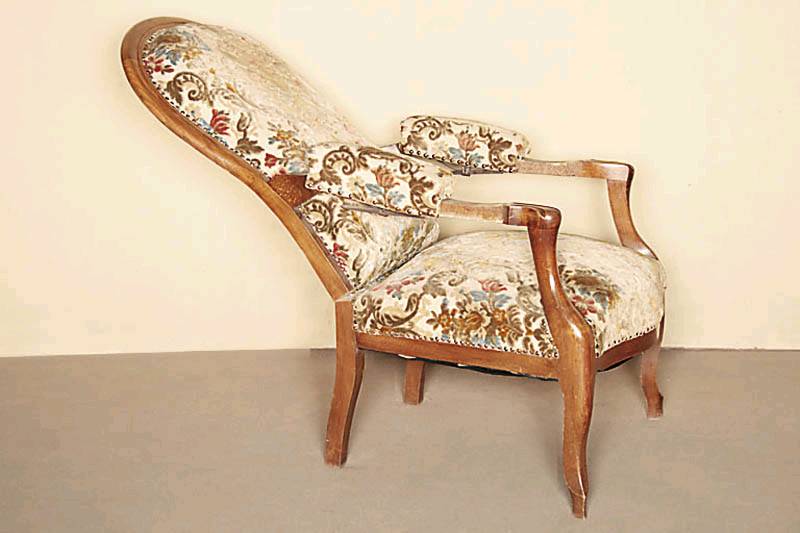 Detail b: Voltairestuhlsessel, Frankreich, um 1860/70, Gestell Buche massiv, Polsterung alt belassen, Bezug 60er/70er Jahre, sehr bequem, Rückenlehne ...