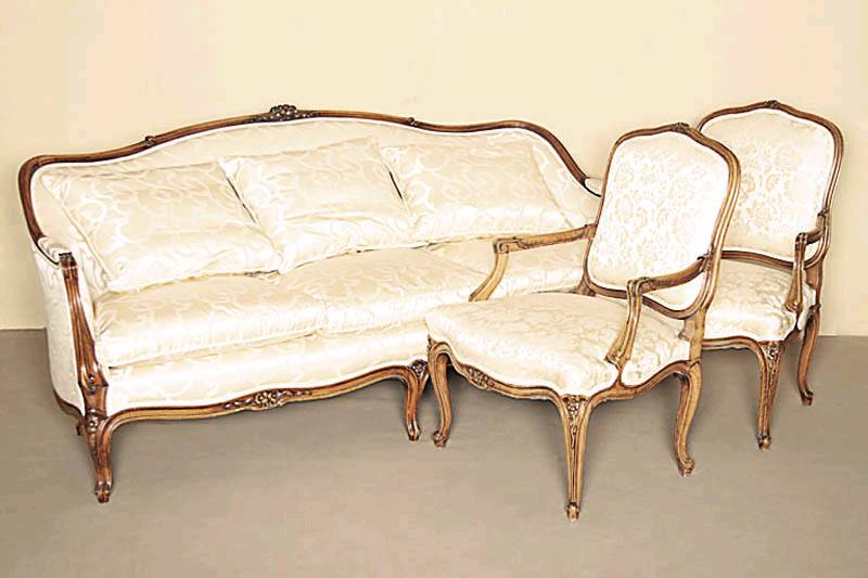 Salongruppe, bestehend aus zwei Bergèren und 3-sitzer Sofa, Sofa um 1880/90, Gestell Buchemassiv, vielfach geschwungen, Blumenverzierungaus dem ...