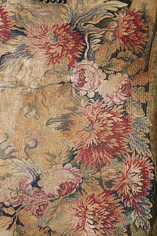 Detail a: Zwei Bergèren, Frankreich, um 1900, nach dem Vorbild von 1770, Gestell Nußbaum massiv, Akanthusblatt- und Rocaillenverzierung, doppelt gerieft bzw. ...