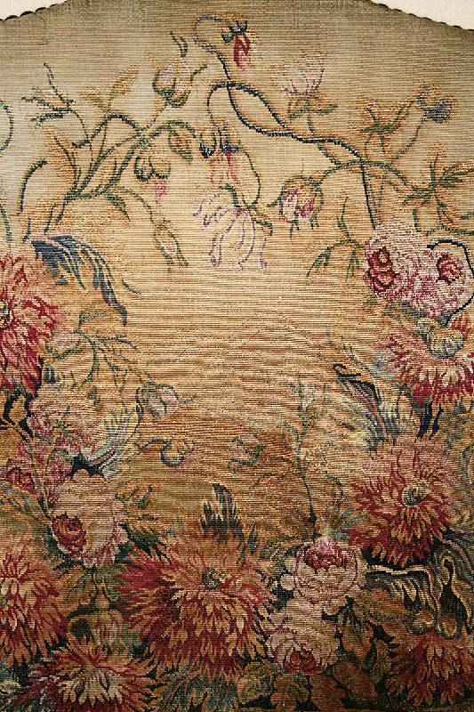 Detail b: Zwei Bergèren, Frankreich, um 1900, nach dem Vorbild von 1770, Gestell Nußbaum massiv, Akanthusblatt- und Rocaillenverzierung, doppelt gerieft bzw. ...