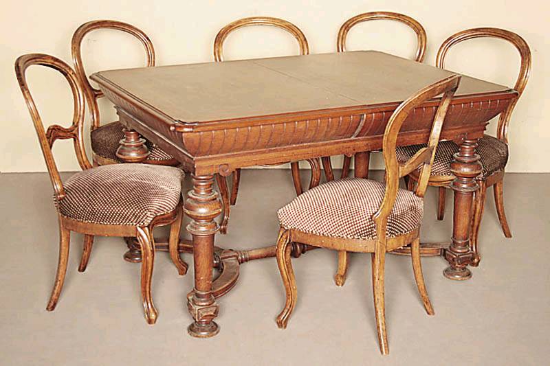 Sechs sogenannte Löffelstühle, süddeutsch, um 1835/40, Nußbaum massiv, Rücken in runde Beine auslaufend, typisch für die frühe Zeit, ...