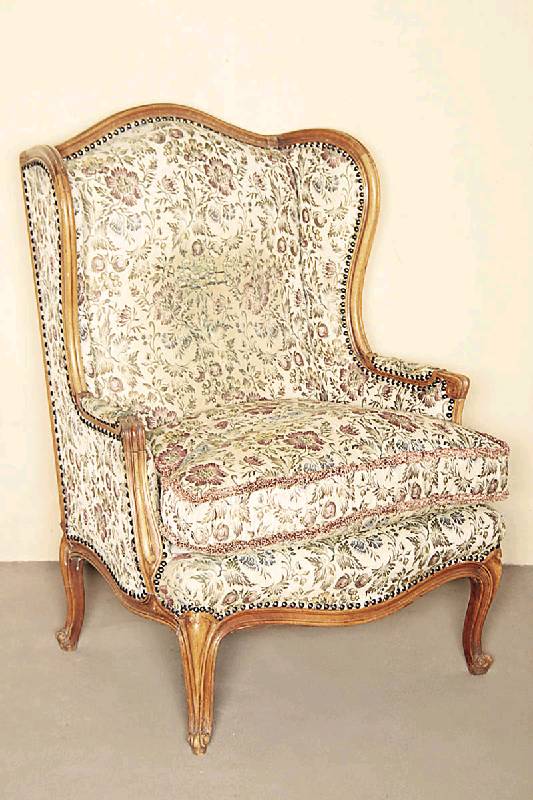 Ohrenbackensessel, deutsch, um 1900/10, Barockstil, Gestell Nußbaum massiv, doppelt bzw. 3-fach gerieft, allseitig geschweift, Füße in Rocaillen ...
