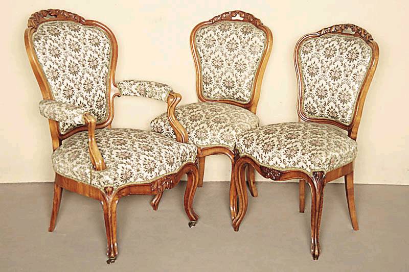 Sitzensemble, deutsch, um 1835/40, Gestelle Nußbaum massiv, bestehend aus Armlehnsessel und zwei Stühlen, qualitätvolle Schnitzerei aus dem ...