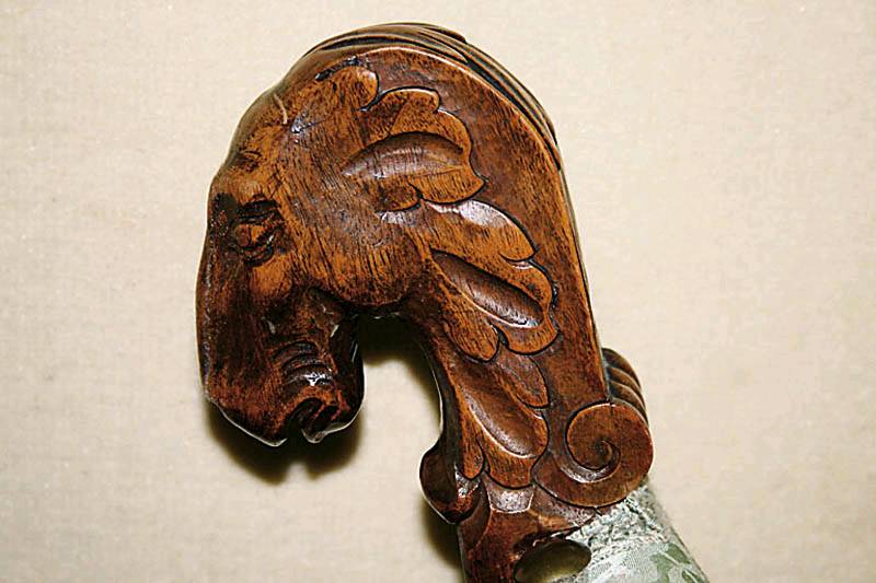 Detail a: Stuhlsessel, im Stile des Niederrheins von 1700, hier: um 1880/90, Gestell Nußbaum massiv, reiche Schnitzarbeit, Akanthusblatt- bzw. ...